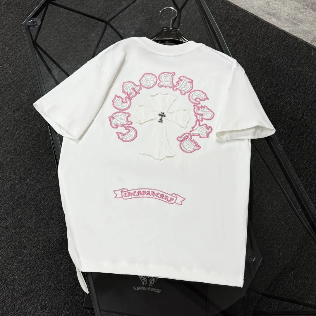 P180 Chrome Hearts 25 high-end versions. The fabric is made of 300 grams of high-density pure cotton. It does not deform or shrink. It has three labels. It is the same style for men and women. Technology: patch embroidery + original development hardware. Color: white, black. SIZE: S-XL.